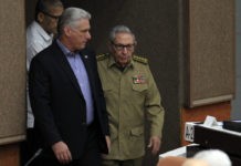 Raúl Castro, entonces primer secretario del gobernante Partido Comunista de Cuba y el presidente Miguel Díaz-Canel, durante la clausura en diciembre de 2018 de la IX legislatura de la Asamblea Nacional del Poder Popular (parlamento). Una imagen que no se repetirá, ahora que Díaz-Canel asumió también el cargo de primer secretario, concluyendo la paulatina salida del poder de la generación histórica de la Revolución, iniciada en 2019. Foto: Jorge Luis Baños/IPS