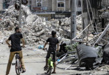 UNRWA/Mohamed Hinnawi: Un bloque de pisos en ruinas en la ciudad de Gaza tras un ataque aéreo israelí
