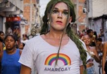 Activistas contra la homofobia y otras formas de discriminación en la favela brasileña de Maré, Río de Janeiro, Hay un juego de palabras en la camiseta para significar que el amor y Maré son gais. Foto: Matheus Affonso/ONU