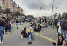 Manifestación antigubernamental en una calle de Bogotá. Las protestas se producen desde hace 17 días y relatores de la ONU y la OEA piden al gobierno colombiano una investigación exhaustiva e independiente sobre la muerte de decenas de manifestantes y otras violaciones de los derechos humanos. Foto: Jeimmy Celemín / ONU