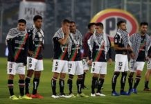 Jugadores del CD Palestino salen al césped luciendo la kufiyya en un gesto solidario