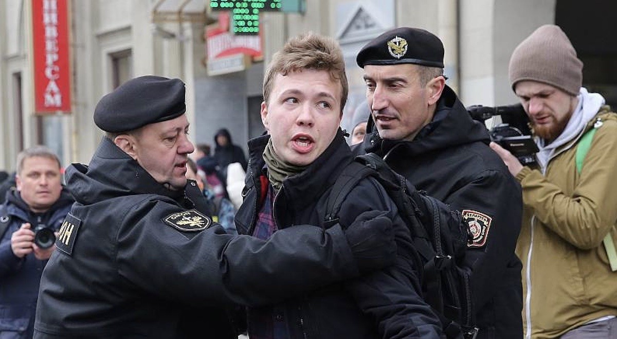 roman-protasevich-en-elmomento-de-su-detención-en-minsk-24may2021 Primeras sanciones a Bielorrusia por el secuestro del periodista disidente Roman Protasevich