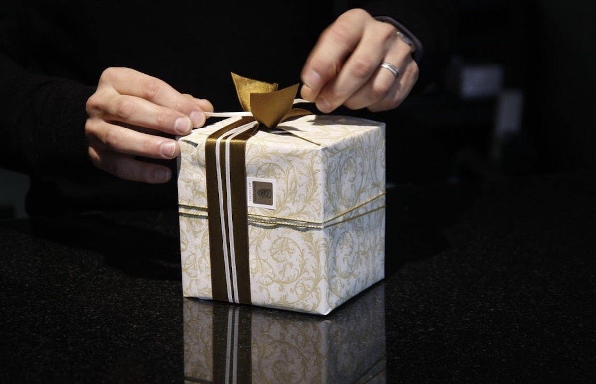caja-regalo ¿Qué regalo hacer a un hombre de setenta años?