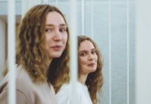 Bielorrusia: las periodistas de Belsat TV Darya Chultsova y Katsiaryna Bakhvalava (Andreyeva) en el tribunal.