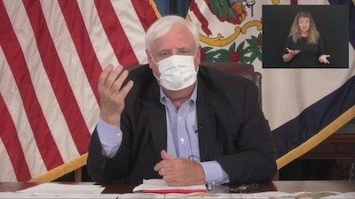 jim-justice-con-mascarilla En Estados Unidos se puede ganar un arma de fuego al vacunarse