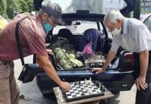 Ucrania: partida improvisada de ajedrez