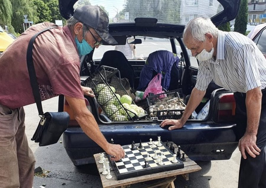 ucrania-partida-improvisada-900x636 Nuevo estudio señala que jugar ajedrez puede evitar la demencia