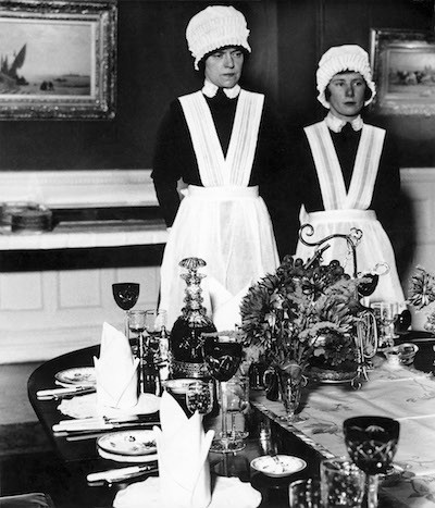 parlourmaid-and-under-parlourmaid-ready-to-serve-dinner-1939 La fotografía sicoanalítica de Bill Brandt en la Fundación Mapfre