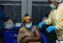 UNICEF/Arlette Bashizi Una mujer recibe su vacuna COVID-19 en la República Democrática del Congo