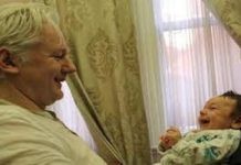 Assange con uno de sus hijos con Stella Moris