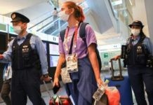 Krystsina Tsimanouskaya protegida por la policía japonesa en el aeropuerto de Tokio