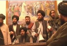 Talibanes en la mesa presidencial en Kabul