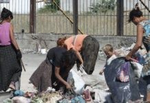 UNICEF/Popov Niños y adultos gitanos trabajando en el vertedero del barrio de Nadezhda, en Bulgaria. Estas familias carecen de oportunidades de empleo, uno de los temas principales del Informe sobre Tendencias del Empleo Mundial de la OIT, 2019