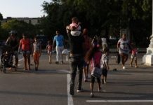 Grupos familiares pasean por una calle en la Habana Vieja © JL Baños IPS