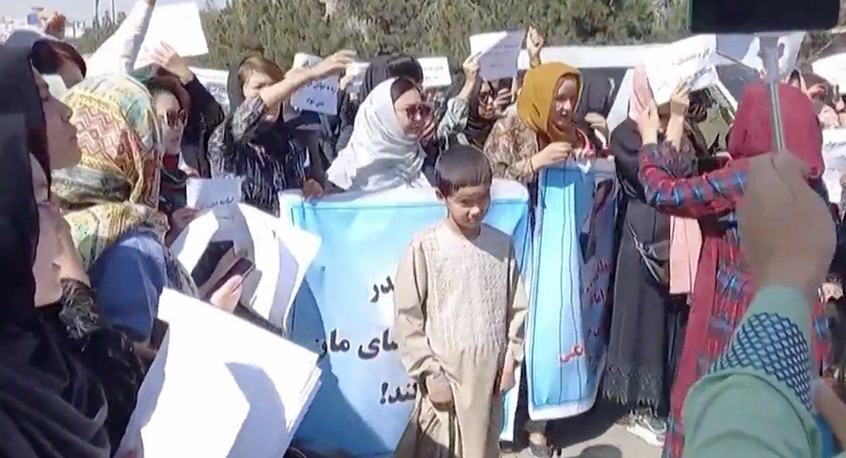 kabul-protesta-mujeres-libertad Kabul: los talibanes reprimen manifestaciones de mujeres y apalean periodistas