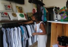 Una emprendedora privada organiza prendas en su tienda Beyond Roots, especializada en la estética afro y las identidades de las mujeres afrodescendientes, en La Habana. © Jorge Luis Baños / IPS