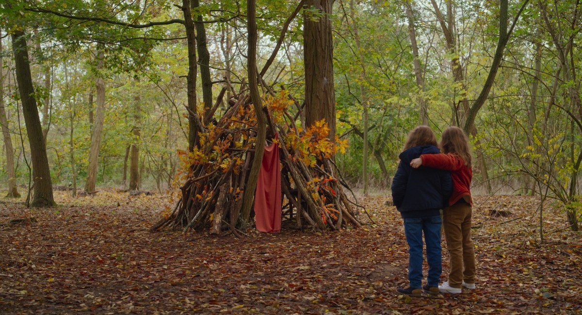 petite-maman-fotograma-cabaña-bosque Estreno en Francia: «Petite maman», de Céline Sciamma