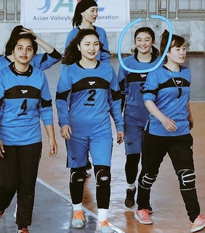 mahjabin-hakimi-con-su-equipo Decapitada por el talibán la jugadora de voleibol Mahjabin Hakimi