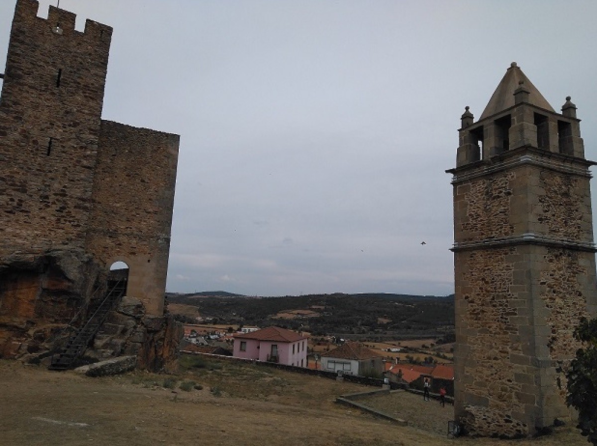 restos-del-castillo-de-mogadouro ‘Un viaje por la Raya’ de José Ramón Alonso de la Torre