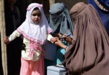 UNICEF, Frank Dejongh: Una niña recibe la vacuna contra la poliomielitis en Kandahar, en el sur del Afganistán