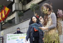 Extinction Rebellion España activa una protesta ante la embajada de Colombia en Madrid en apoyo del pueblo Yukpa amenazado por la mina «El Descanso» © Coline Fay 16NOV2021