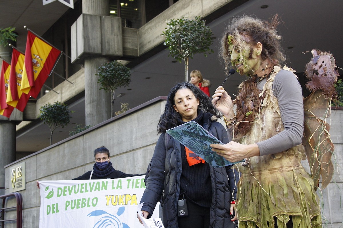 esxrebellion-colombia-activista-manifiesto-©-coline-fay-16nov2021 Pintada en la embajada de Colombia en Madrid por la mina El Descanso en territorio Yukpa