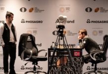 Nepo observa durante la primera partida mientras Carlsen debe mover