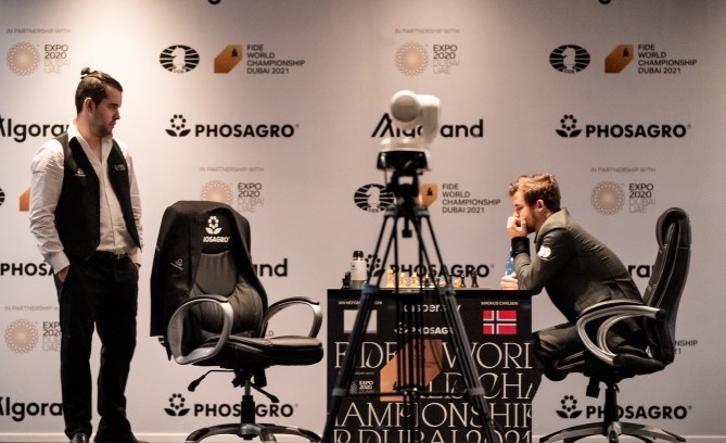nepo-observa-a-carlsen-en-dubai-2021 España, protagonista en el inicio del Campeonato Mundial de Ajedrez