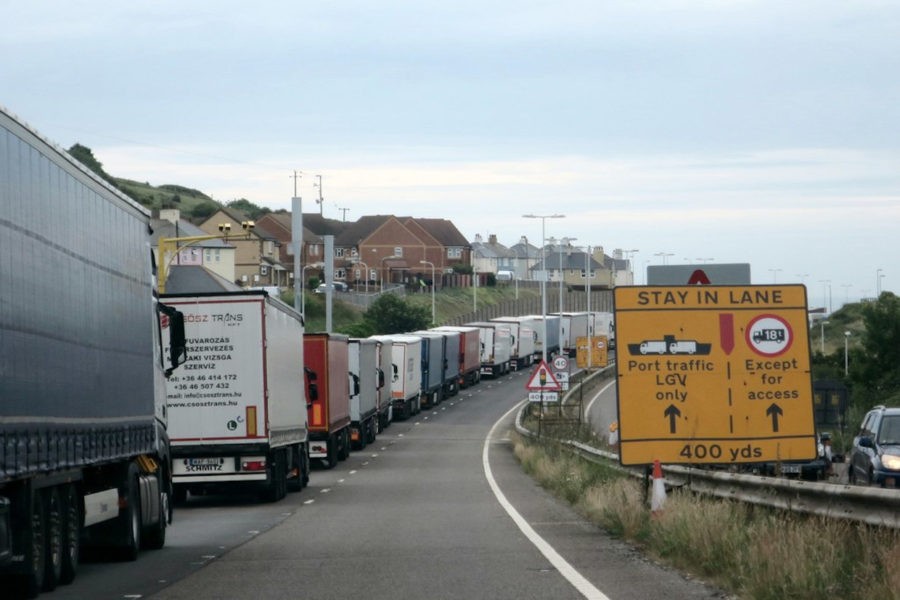 2020-07-13_EU-UK-Brexit-border_lorry-queue-at-Dover_CREDIT-Oast-House-Archive-via-geograph.org_.uk--900x600 Reino Unido: el Brexit como bumerán