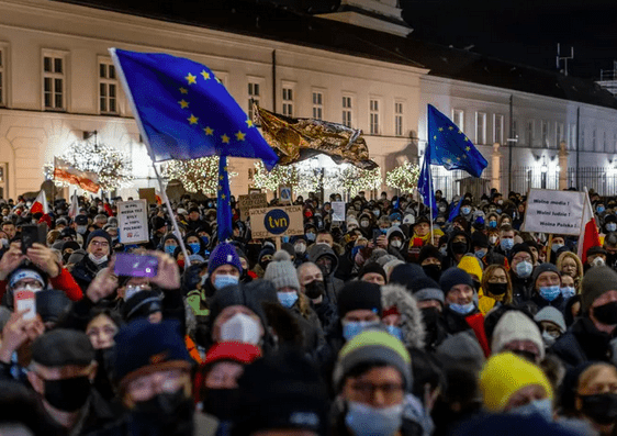 Captura-de-pantalla-2021-12-27-a-las-20.51.15 Polonia: el 'sorprendente' veto del presidente Andrzej Duda