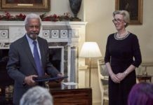 Abdulrazak Gurnah recibe el Nobel de Literatura en la embajada de Suecia en Londres, 6DIC2021