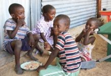 Niños ruandeses comparten un plato de comida. El hambre y la nutrición insuficiente afectan a centenares de millones de personas en África, y las cifras han crecido desde que se disparó la pandemia COVID-19. © Jaspreet Kindra / IRIN