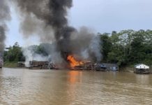 Balsas garimpeiras incendiadas por la Policía Federal el 27 de noviembre, para desbaratar la actividad minera ilegal de cerca de 2000 garimpeiros en por lo menos 300 embarcaciones, cerca de la desembocadura del rió Tapajós, uno de los grandes afluentes del río Amazonas, en el norte de Brasil. Foto: Policía Federal