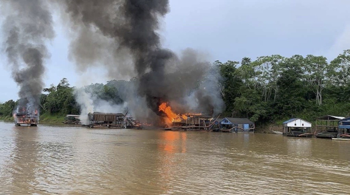 brasil-río-tapajos-balsas-garimpeiros-incendiadas La minería ilegal lacera la Amazonia y sus indígenas