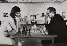 Eve Babitz ante el tablero con Marcel Duchamp
