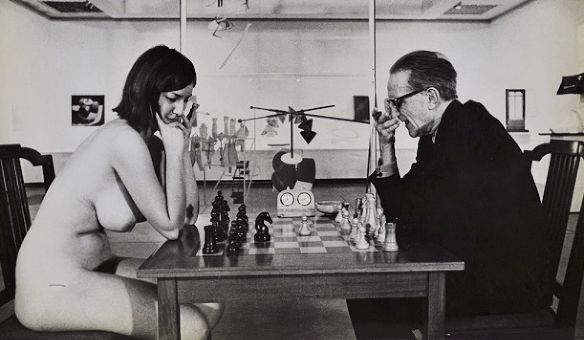 eve-babitz-ante-el-tablero-con-marcel-duchamp Eve Babitz, quien jugó desnuda al ajedrez con Marcel Duchamp, fallece a los 78 años