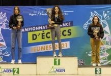 Leen Yaghi en el podio con su título de ganadora sub-14 de Francia.