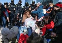 Represión con periodistas que protestaban por la futura ley de prensa azerí