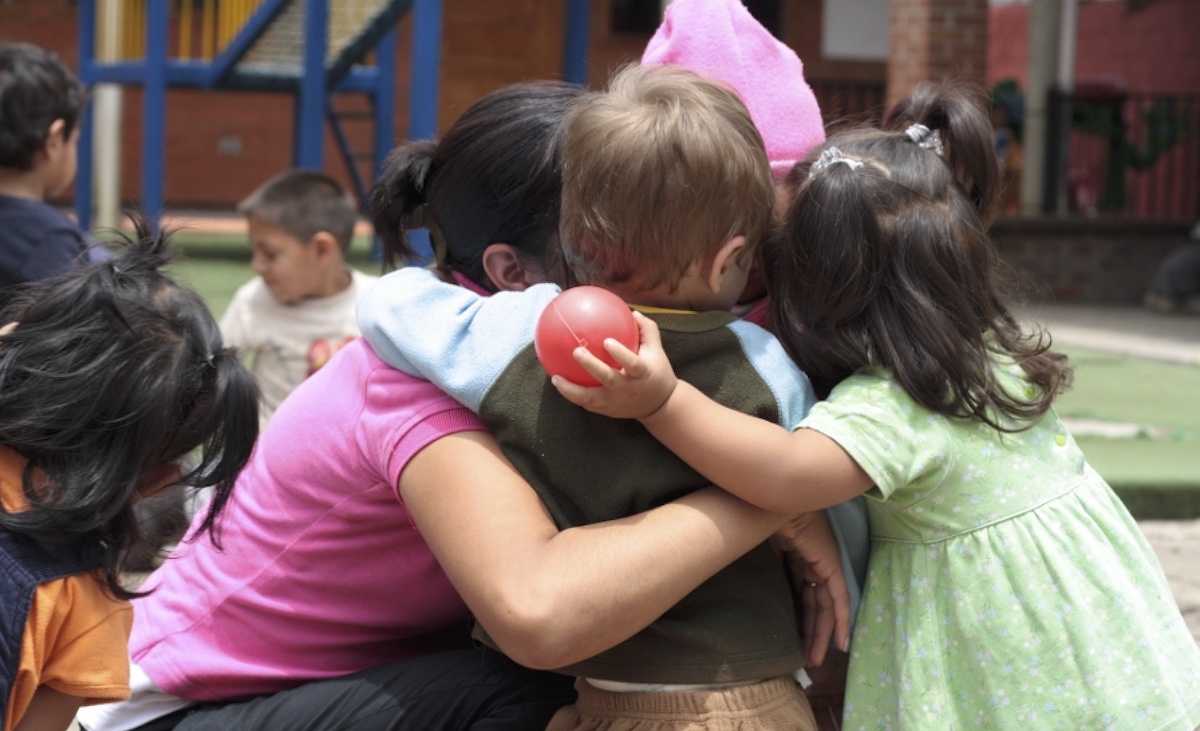 aldeas-infantiles-sos-niños-abrazo Acoso escolar: un problema que exige la colaboración pública y privada