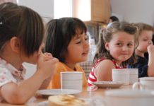 Aldeas Infantiles SOS niños merienda