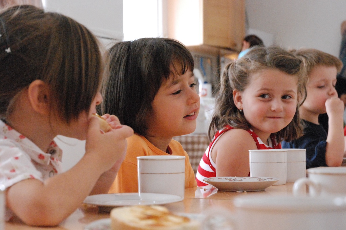 aldeas-infantiles-sos-niños-merienda Acoso escolar: un problema que exige la colaboración pública y privada