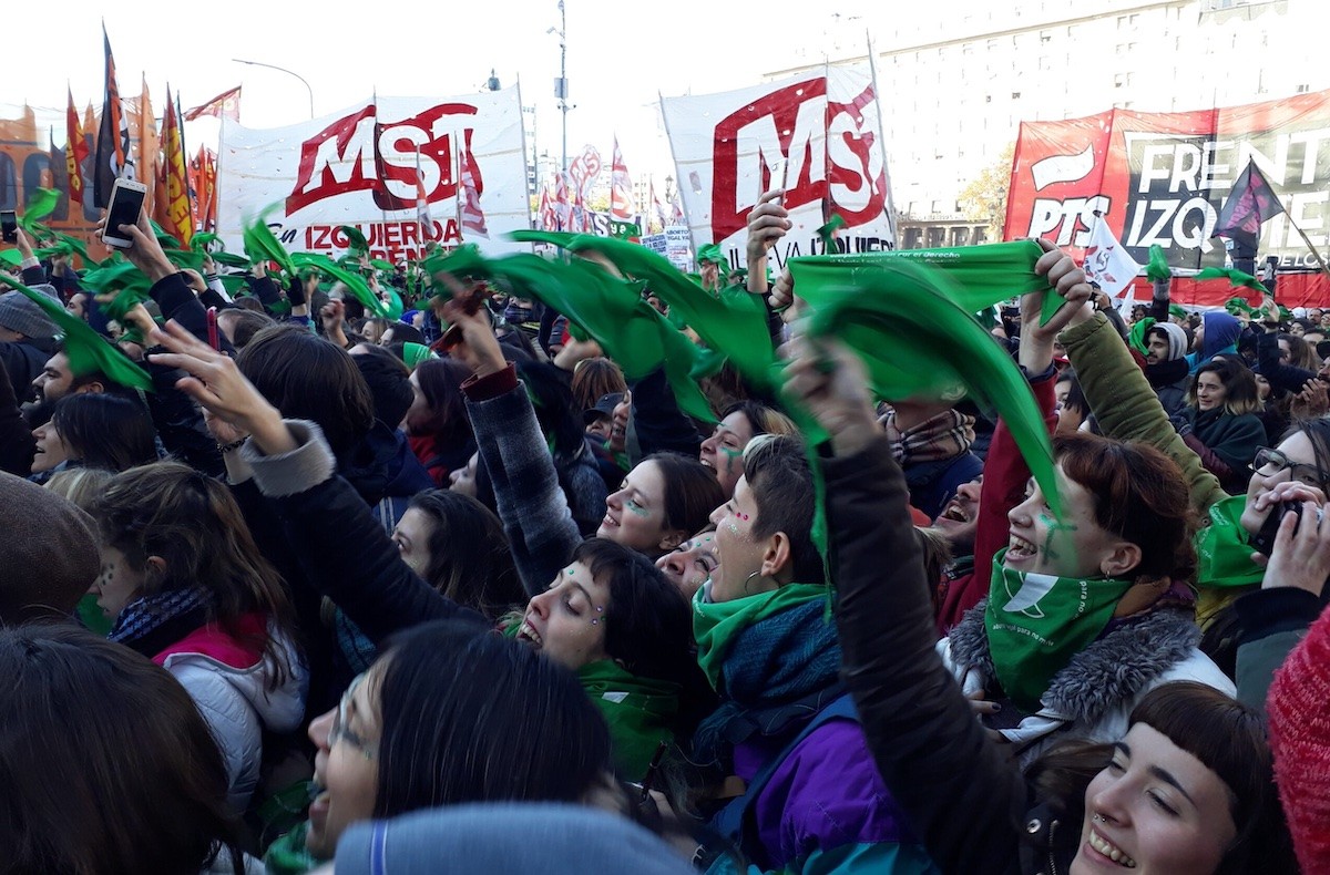 daniel-gutman-manifestación-por-aborto-buenos-aires-2018 Argentina avanza lentamente en la implementación del derecho al aborto legal