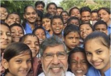 Kailash Satyarthi con niños rescatados en India