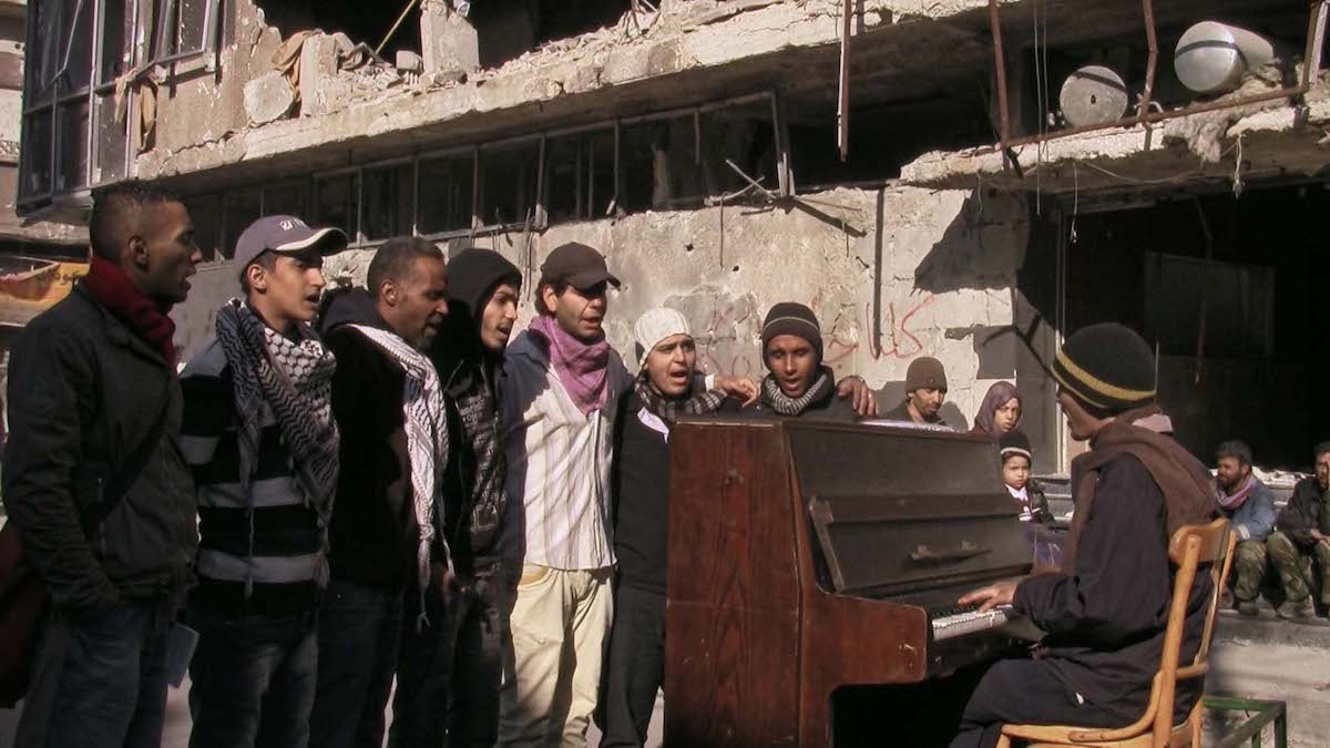 little-palestina-escena-piano «Little Palestina, diario de un asedio» de Abdallah Al-Khatib