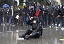 Un manifestante rociado por un cañón de agua durante las protestas contra el presidente Kais Saied el 14 de enero en Túnez. Fethi Belaid / AFP