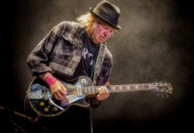 Neil Young sombrero y guitarra