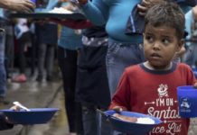 Refugiados y migrantes venezolanos en Colombia son atendidos, con apoyo de la Agencia de las Naciones Unidas para los Refugiados, en el Comedor Divina Providencia de la fronteriza ciudad de Cúcuta (noreste), donde se distribuyen unas 5000 raciones de comida cada día. Foto: Siegfried Modola/Acnur