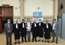 Yassir Abbadi, en el centro, junto a abogados en el Tribunal.