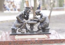 Pequeña escultura en una mesa de ajedrez en el parque Taras Schevchenko en la capital ucraniana, Kiev