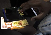 El ingeniero informático Lisbán Torres hace una demostración del funcionamiento de una aplicación móvil para la identificación de billetes, en la sede de la Asociación Nacional de Ciegos, en La Habana © Jorge Luis Baños / IPS